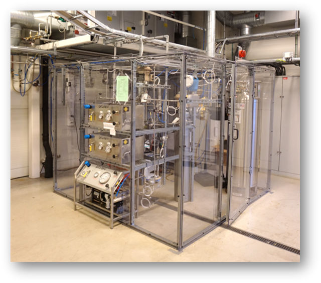 Den nye enheten på SINTEF kan ta imot CO₂, blande den med urenheter som forskerne vil studere og gjøre den flytende. Foto: SINTEF