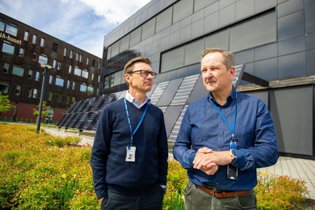 Investerer tungt i nye ideer: Investeringssjef Jostein Bjøndal i samtale med kollega Asle Hovda utenfor Zero Emission Lab, som blant annet huser et biologisk superbatteri som har fått støtte fra SINTEF TTO. Foto: Karoline Ravndal Lorentzen