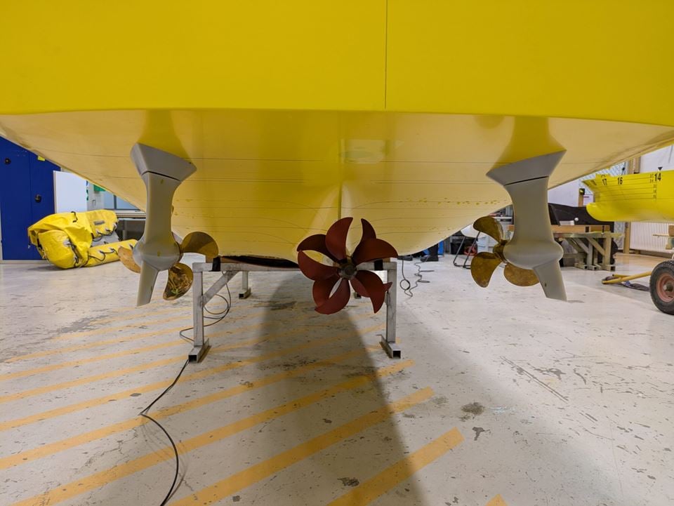 Ett av oppsettene som ble undersøkt i Sea Zero var en kombinasjon av kontraroterende propeller (de røde propellen midt i bildet) og to trekkende thrustere. En trekkende thruster fungerer som en propell som trekker skipet fremover, omtrent som en flypropell. Foto: Brunvoll