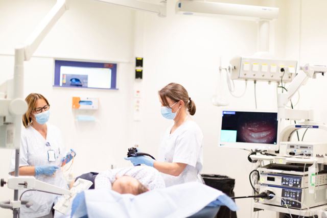 Koloskopi av pasient i sykestue på St. Olavs hospital.