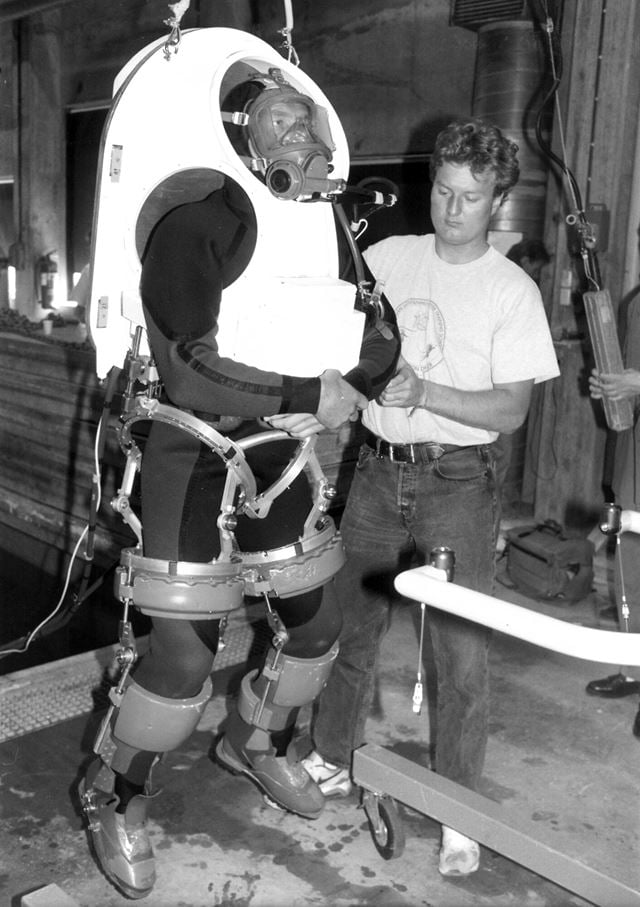 Forskere i SINTEF har blant annet utviklet varmebekledning for dykkerne i Nordsjøen. Her fra et forsøk ved MARINTEK og Unimed. Foto: Jens Søraa