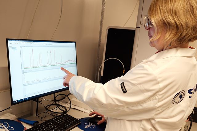 Forskningsleder Anna Nordborg analyserer prøver av metabolitter på massespektrometrilaboratoriet. Foto: SINTEF 