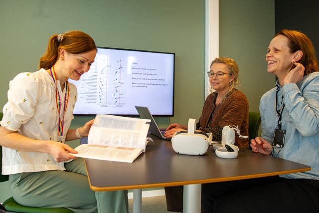 SINTEF-forskerne Mari Gunnes, Solveig Osborg Ose og Kristin Thaulow på et møterom. De forsker på arbeidsliv.