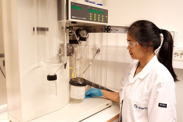 Forsker Le Thuy Truong jobber med mikroinnkapsling av ingredienser og tilsetningsstoffer ved hjelp av spraytørking. Foto: SINTEF 