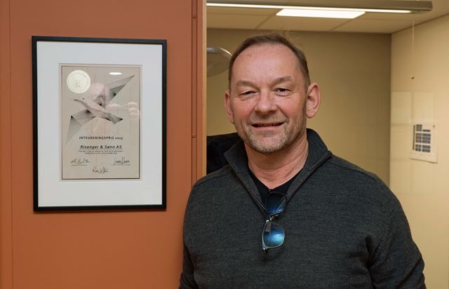 Sjuer Riesanger foran prisen han fikk for sitt arbeid med inkludering i malerbedriften han leder. Foto: Georg Mathisen