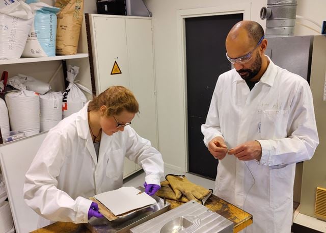 Theresa Rücker og Paul McMahon på lab (SINTEF Industri), der de i et overlappende prosjekt ser på tørrforming av fibermateriale fra bark og produserer de første prototypene i form av serveringsskål. (Foto Anna-Maria Persson/SINTEF)