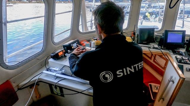 Styringsenheten plasseres i styrhuset hvor det kobles mot sikkerhetsarmbåndet og Telenor Kystradio. Foto: SINTEF