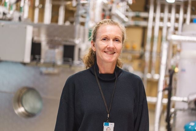Forsker på batterier: Fride Vullum-Bruer i batteri-laben. Foto: SINTEF