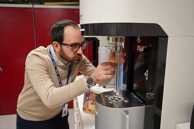 Forsker Roberto Mennitto ved det nyinnkjøpte utstyret for avansert vanntesting. Foto: William Husby Hoven/SINTEF