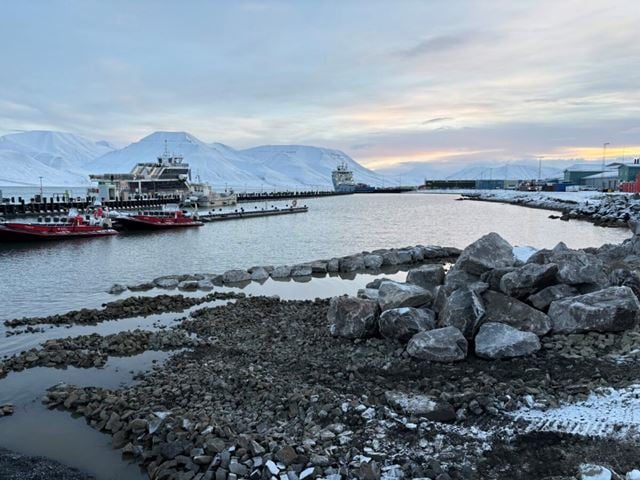 Prototypen i Longyearbyen er bygget for å hindre kysterosjon. Her er den fortsatt under bygging. Foto: Anatoly Sinitsyn/Sintef