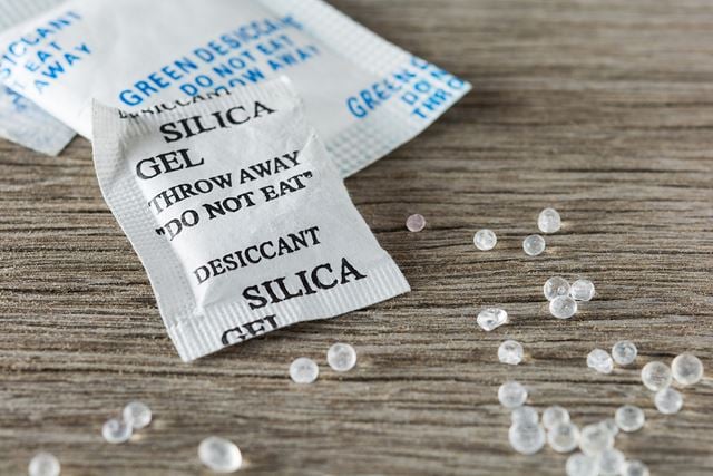 Et kjent eksempel på fuktabsorberende materialer er silica gel, det vil si de små posene du ofte finner i skoesker eller klær. Foto: Shutterstock/yamatmeung
