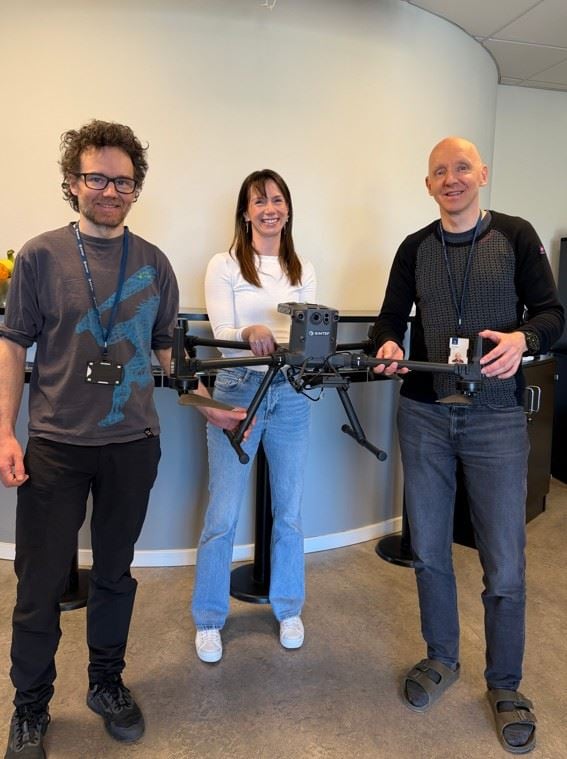 Droneforskere. Fra venstre: Seniorforsker Bastien Dupuy, forsker Madeline Lee og forsker Arnt Grøver. Foto: Olav Spanne