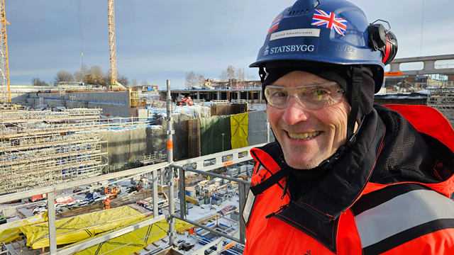 Arild Mathiesen foran byggegropa