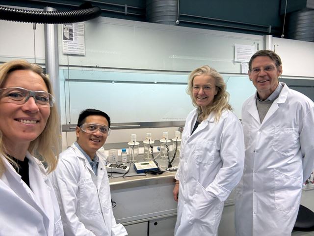 Sjekker vannkvaliteten: Hanne Kvitsand og Gema Sakti Raspati (SINTEF), Gijs Breedveld (UNIS) og Frøydis Sjøvold fra Lonyearbyen lokaltyre i lab. Foto: UNIS