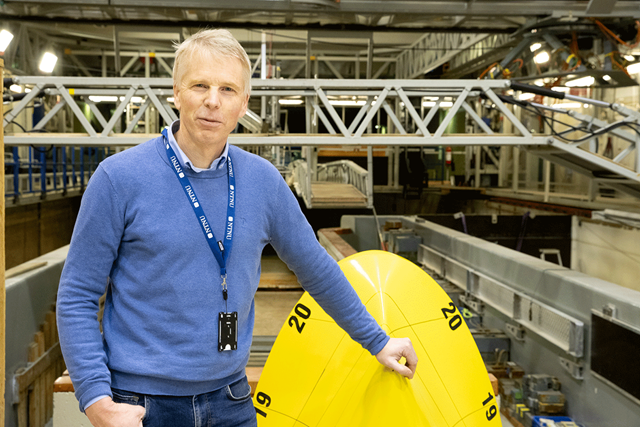 Sverre Steen foran modellbåt