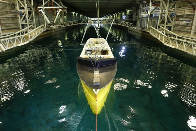Modellbåt i slepetank
