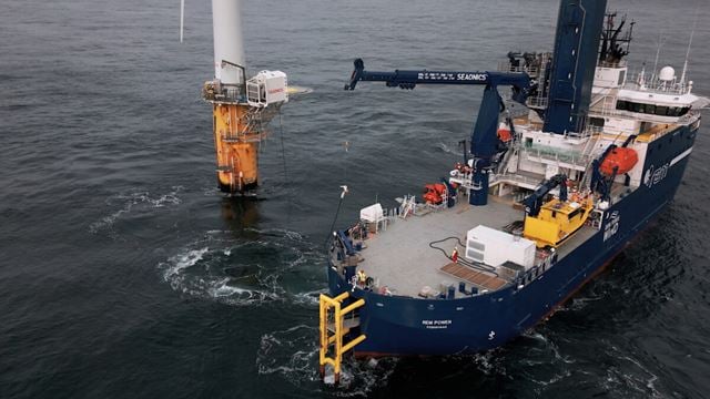 Her lader servicebåten med den nye induktive løsningen. Foto: 