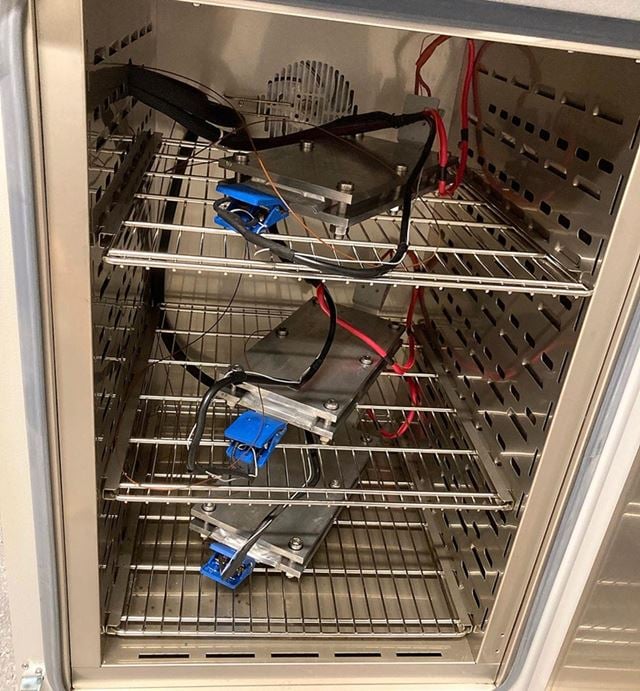 Bildet viser Litiumionbatterier i et skap.