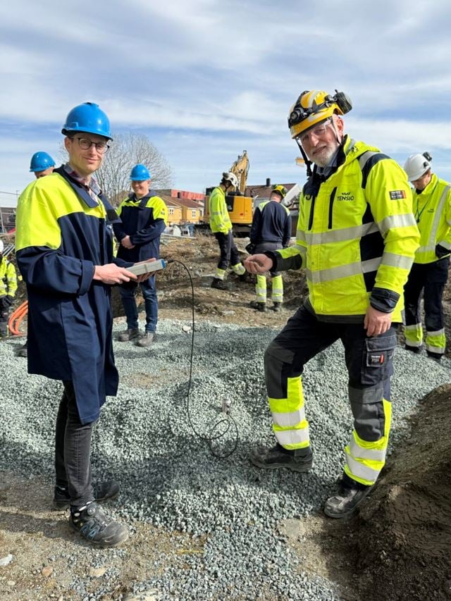 Kristian Solheim Thinn, SINTEF,  og  Jan Petter Svegård, Tensio, på befaring. Sand og fukt i bakken påvirker temperaturen inne i kablene mye, og det gjelder å holde dem kjølige for å maksimere kapasitet. Eksakt hvor mye - ja det finner de kanskje ut i prosjektet. Foto: Hege Tunstad