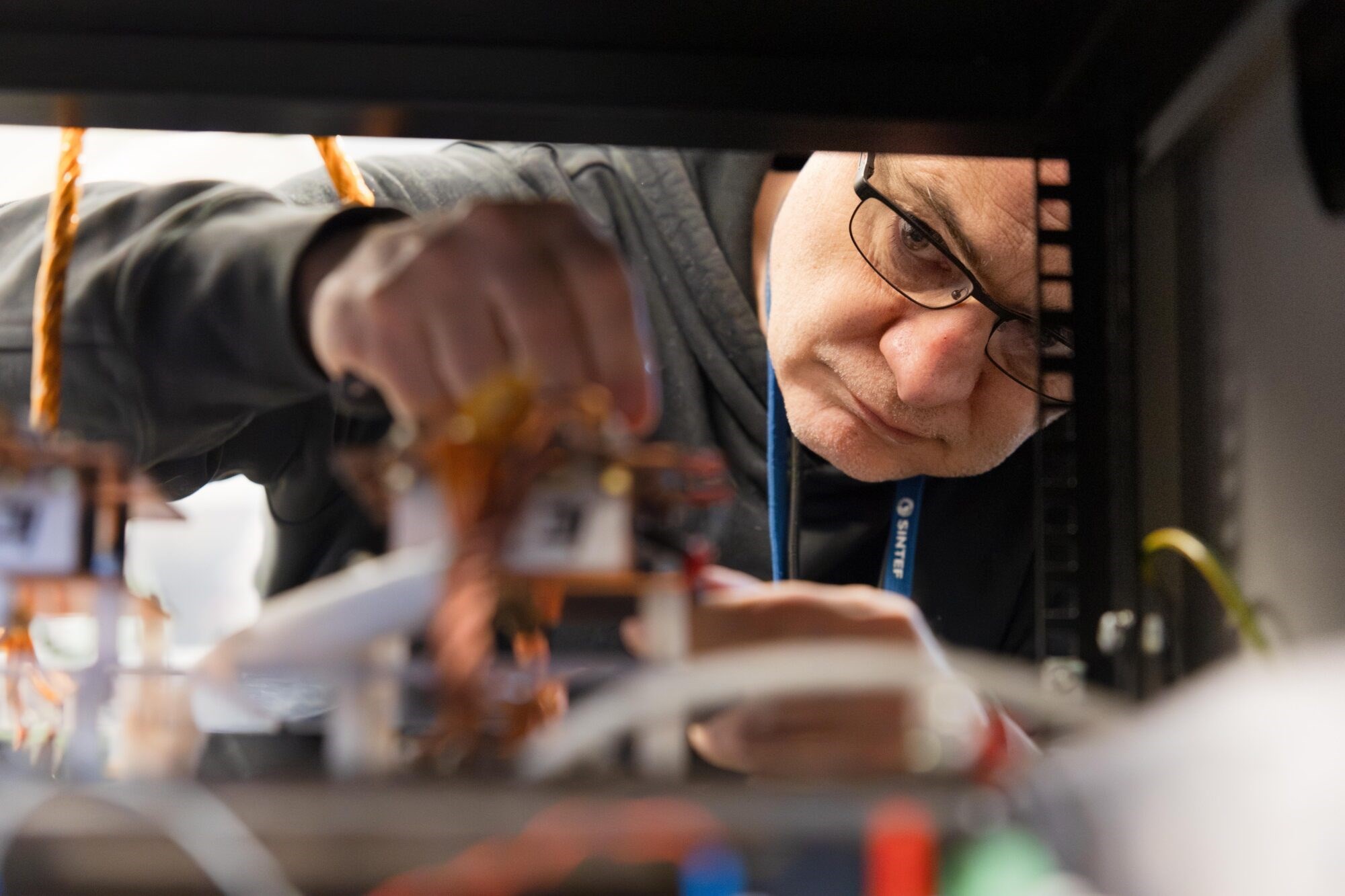 En ny “plug and play-løsning” gjør at elektriske skip kan lade i åpen sjø