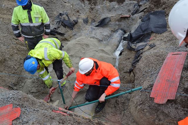 Montering av fukt- og temperatursensorer på 132 kV kabel. Når fukt- og temperatursensorer monteres på 132 kV-kabler og dataene kobles sammen med beregningsverktøy som Grøft Design og sanntidsovervåking fra SafeBase, får man et helt nytt bilde av hva kablene faktisk tåler. I stedet for å lene seg på konservative grenser, kan nettselskapene ta beslutninger basert på faktiske forhold.
Bilde fra sintef.no