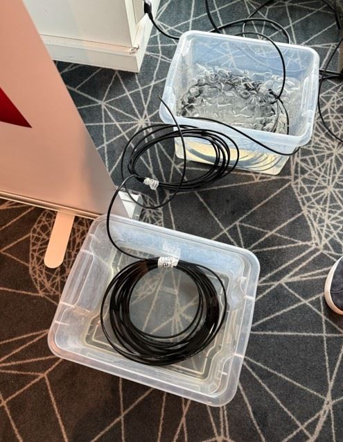 Når Safebase demonstrerer måling av temperatur fra optiske fibre inni kabler, så tyr de til lettfattelige midler for å vise frem kabelens omgivelser. På det forrige bildet kan du se hvordan temperaturen til de ulike delene av kabelen vises på en skjerm, i sanntid. Foto: Hege Tunstad