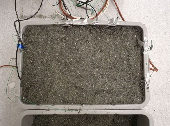 Prøving av sensorer i kabelsand. Når varmen fra strømkablene blir for stor tørker sanden ut og den blir til en “termos”. Man må derfor ha kontroll på uttørking og tilsig av fuktighet. Foto: SINTEF 