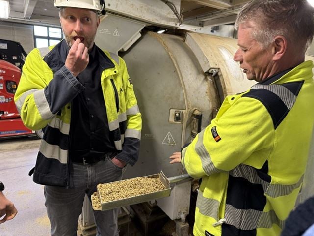 Michelin-mat, men ikke for mennesker. Christian Schlemminger vurderer å smake på kraftforet som nylig er presset til stabile pellets. Runar Myhren fra Felleskjøpet nøyer seg med å fortelle om kvaliteten. Foto: Hege Tunstad