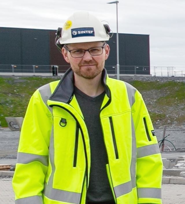 Seniorforsker Edvard Sivertsen i SINTEF utenfor et stort bygg