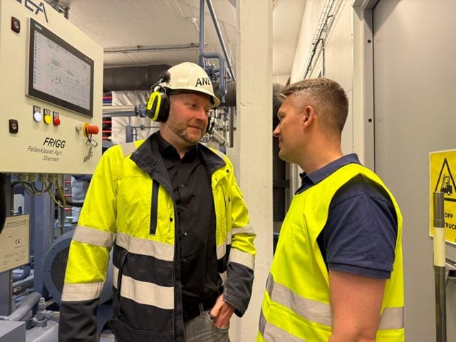 Ole Marius Moen fra SINTEF Energi, og Christian Schlemminger fra ANEO diskuterer teknologien i varmepumpa Frigg. Foto: Hege Tunstad