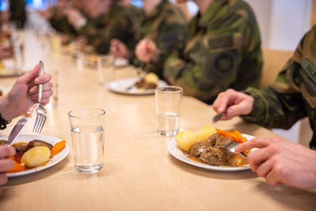Ørland flystasjon vil gjerne servere mer lokal mat – ny forskning viser hvorfor det ikke har skjedd. (Foto: Ole Andreas Vekve, Forsvaret)