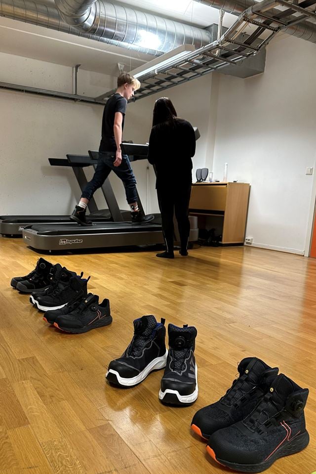 Ved å endre selve produksjonsmetoden har forskerne klart å redusere kreftene som virker mot hælen, samtidig som at stabiliteten er forbedret. Her ser vi testdeltaker Johannes Kaspersen Johannessen og testansvarlig Maria Suong Tjønnås fra SINTEF. Foto: SINTEF