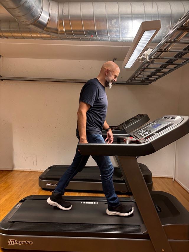 Tjueen testpersoner har deltatt i studien der den nye skodesignen er testet ut og sammenlignet med tradisjonelle modeller. Her er testperson Ole Einar Brækken i gang på tredemøllen. FOTO: SINTEF