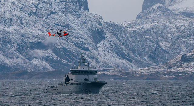 Redningshelikopteret SAR Queen  og Kystvakta kommer for å hjelpe.