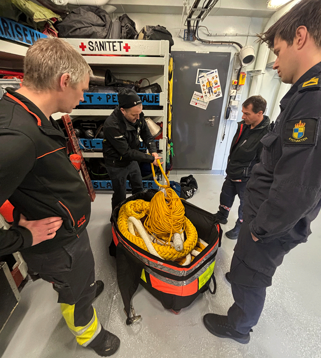 Mannskap rundt helibagen