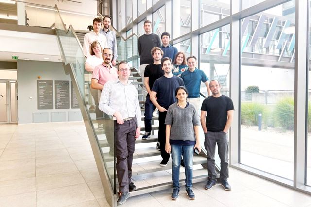 Batterieksperter: Konsortiet i IntelLigent består av industripartnere fra hele batteriverdikjeden. Her er de samlet hos Austrian Institute of Technology (AIT) I Wien.  Foto: SINTEF