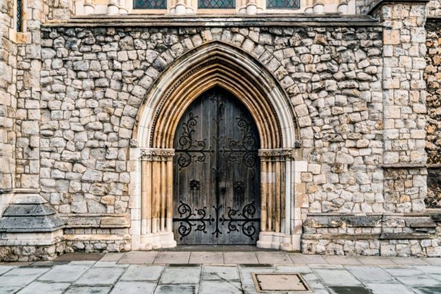 Dør på en gammel gotisk kirke i London. Foto: istock/ Chunyip Wong
