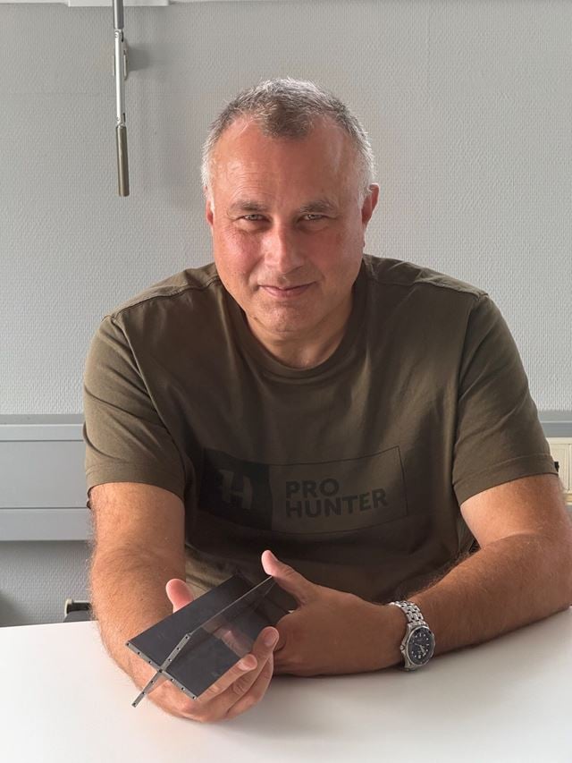 Bjørn Erik Seeberg med en sensor i hånden. Den kan måle antallet hydrogenmolekyler.
