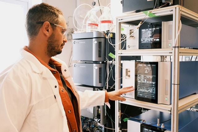 Jérémie Parot i SINTEF ved en av maskinene som brukes til testing av mRNA i blodprøver fra mennesker. Foto: Silje Grytli Tveten