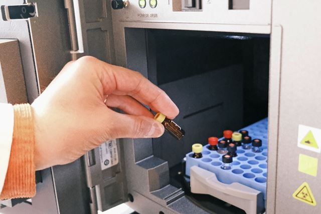 Ny medisin basert på arvestoffet mRNA testes i menneskeblod hos SINTEF Industri. Foto: Silje Grytli Tveten