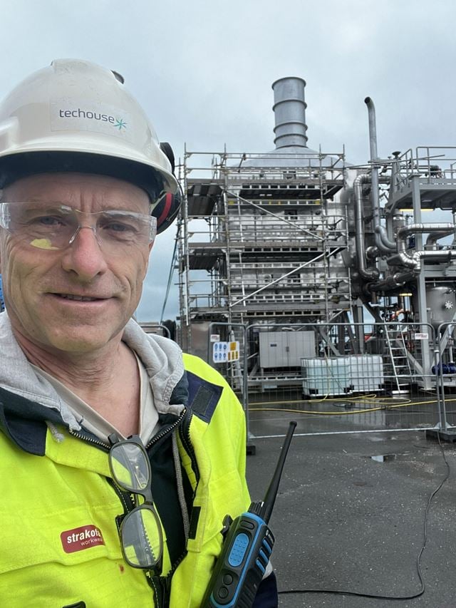 Pål Kloster i Teckhouse foran anlegget. Selfie. 