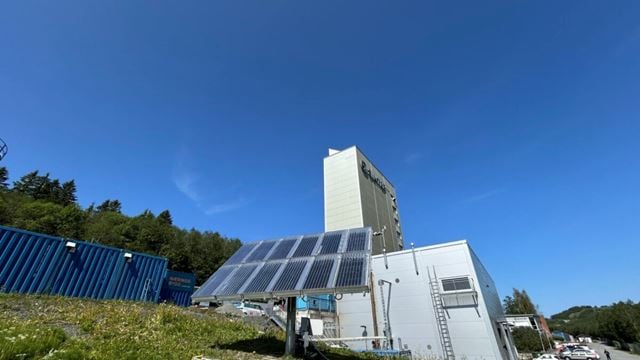 Her testes anlegget på Tiller i sommer. Solpanelene følger solas bane for å maksimere effekten av solinnstrålingen. Foto: SINTEF
