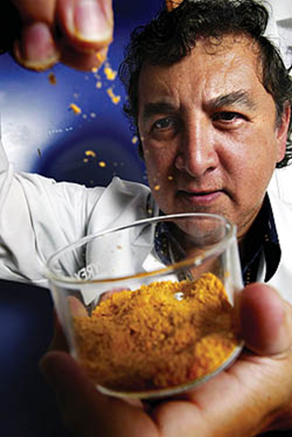 FAT-RICH FLOUR: SINTEF scientist Jose Rainuzzo shows off a powder consisting of dried micro-organisms
that are rich in highly desirable fat.

Photo: Rune Petter Ness