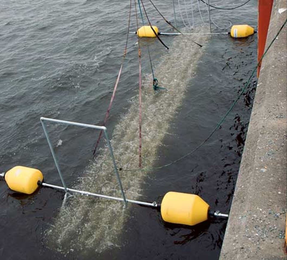 EFFICIENT: The bubble curtain is an efficient way of closing off a vulnerable area to prevent an oil spill from entering it. 
Photo: SINTEF Fisheries and Aquaculture