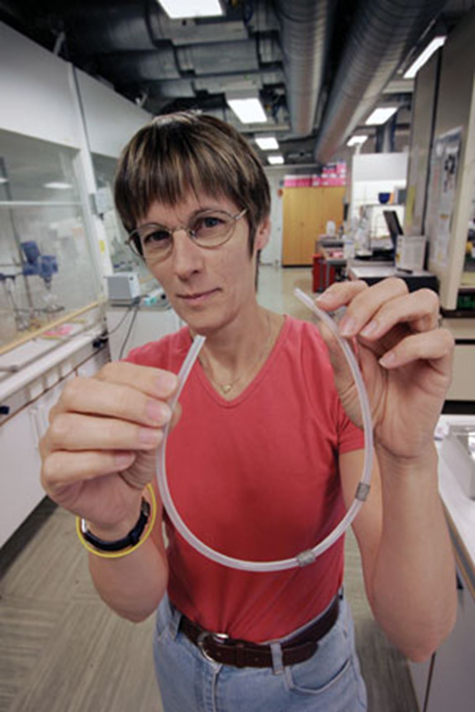 CATHETER: Ruth Baumberger Schmid shows a catheter in the process of getting a new coating. The plastic hose has small perforations in the end that is implanted in the patient’s abdominal cavity. The other end hangs out of the body and is connected to a pump and liquid containers. The central piece is situated between the peritoneum and the skin.
Photo Thor Nielsen
