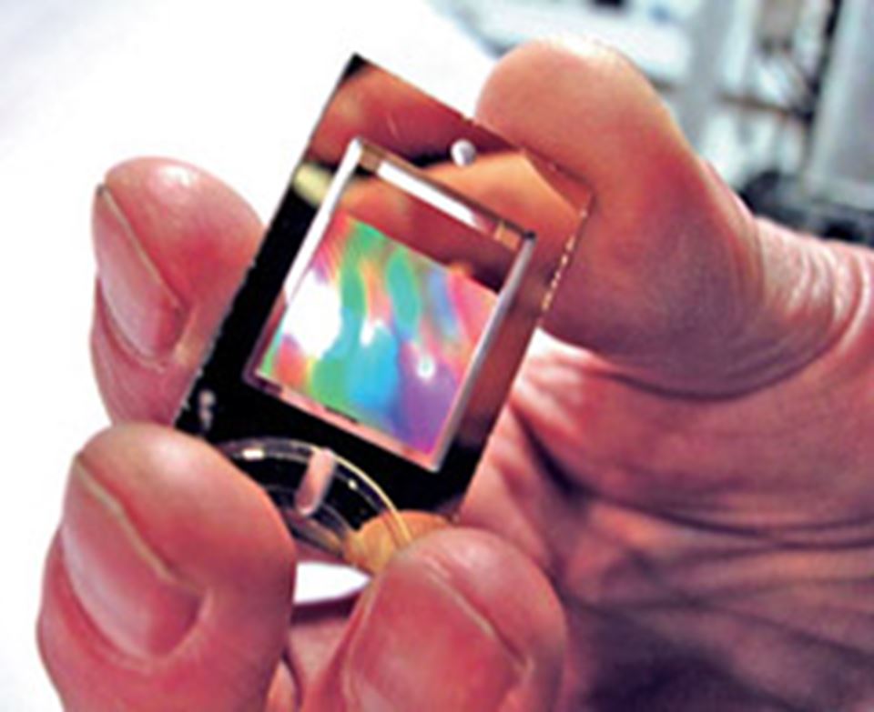 VERSATILE CHIP: This little chip contains a synthetic hologram that diffracts the light reflected from an object and is able to identify light waves in the spectrum.
Photo: Are Wormnes