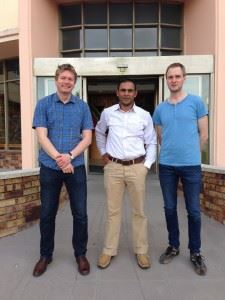 The Norwefgian scientists Tormod Selbekk (t.v.) og Reidar Brekken together with Llewellyn Padayachy som er pediatrisk nevrokirurg ved Red Cross War Memorial Children’s Hospital.