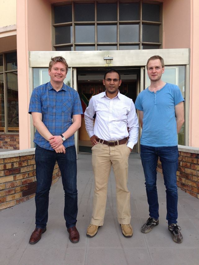 The Norwefgian scientists Tormod Selbekk (t.v.) og Reidar Brekken together with Llewellyn Padayachy som er pediatrisk nevrokirurg ved Red Cross War Memorial Children’s Hospital. 