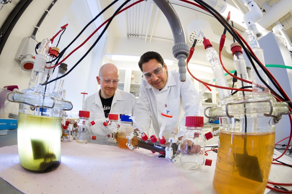 When biologist Netzer (left), who specialises in bioprocesses, met electrochemist Colmenares, whose field is water purification, they came up with the idea of a practical, microbial, energy-generating water purification system.  Today their demonstration plant is up and running. Photo: Thor Nielsen/SINTEF