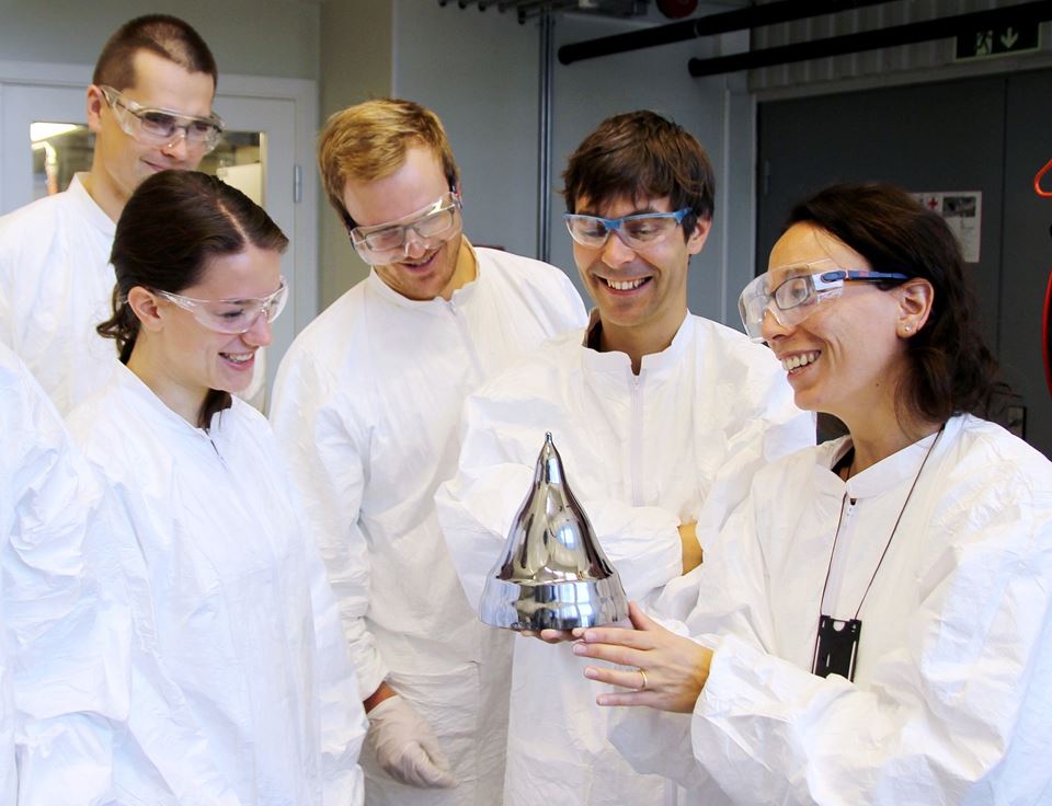 Di Sabatino's lab has been the source of many academic publications and produced many PhDs. She is shown here to the far right with Cecilie Esser, Krzysztof Adamczyk (back), Kai Erik Ekstrøm (back) and Antoine Autruffe. Photo: Per Henning, NTNU
